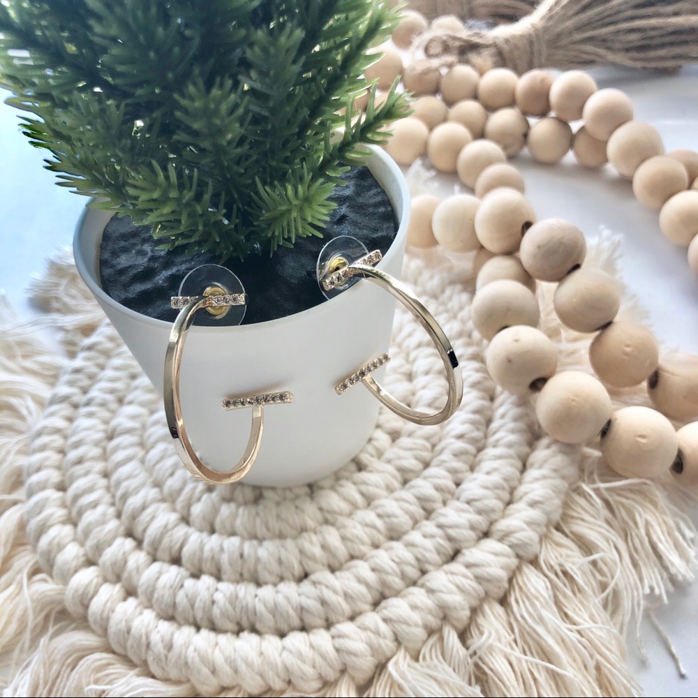 🌾NWT {T shaped} Gold hoop earrings